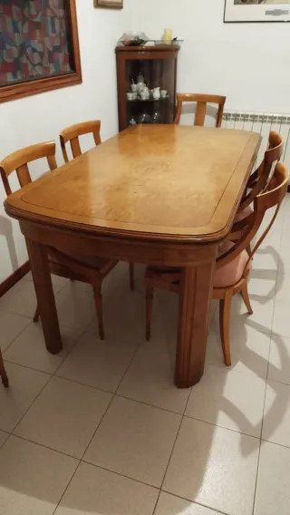 Mesa de comedor de madera