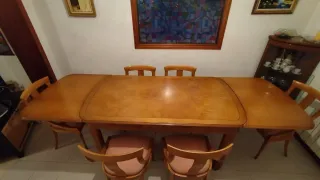 Mesa de comedor de madera