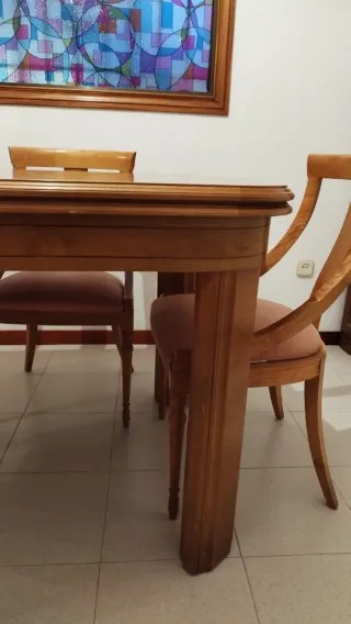 Mesa de comedor de madera