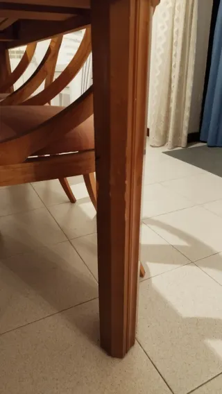 Mesa de comedor de madera