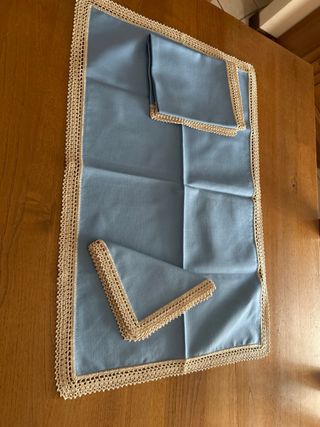 Grembiule , 2 tovagliette,2 tovaglioli ricamati