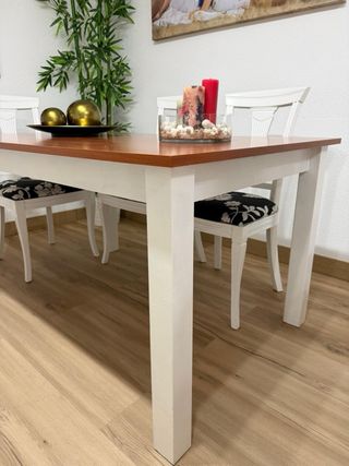 Mesa de comedor de madera y cristal