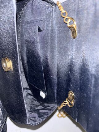 Bolso de fiesta negro con cadena dorada