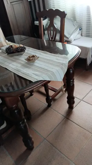 Mesa de centro rústica con tapa de cristal y baúl,