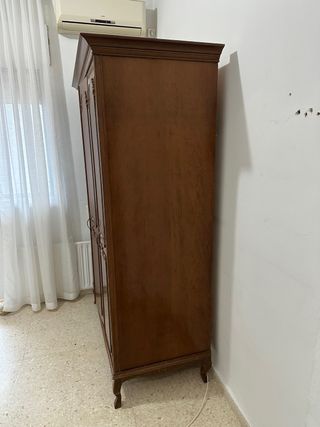 Armario de madera marrón