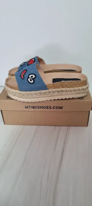 Zuecos vaqueros con parches divertidos