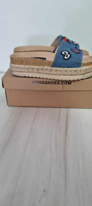 Zuecos vaqueros con parches divertidos