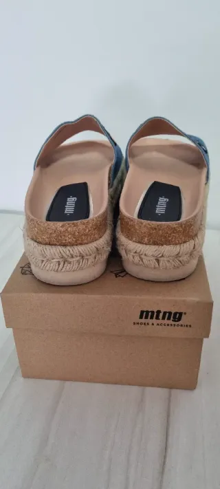 Zuecos vaqueros con parches divertidos