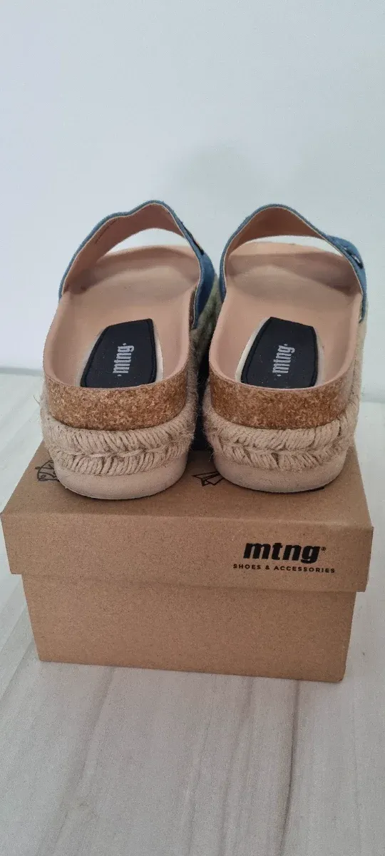 Zuecos vaqueros con parches divertidos