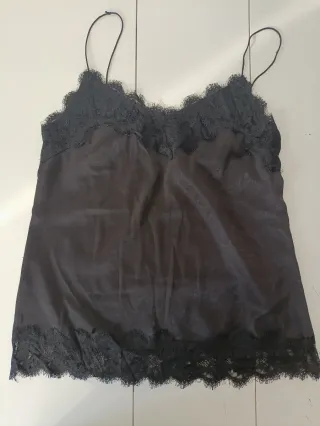 Camiseta de tirantes negra con encaje