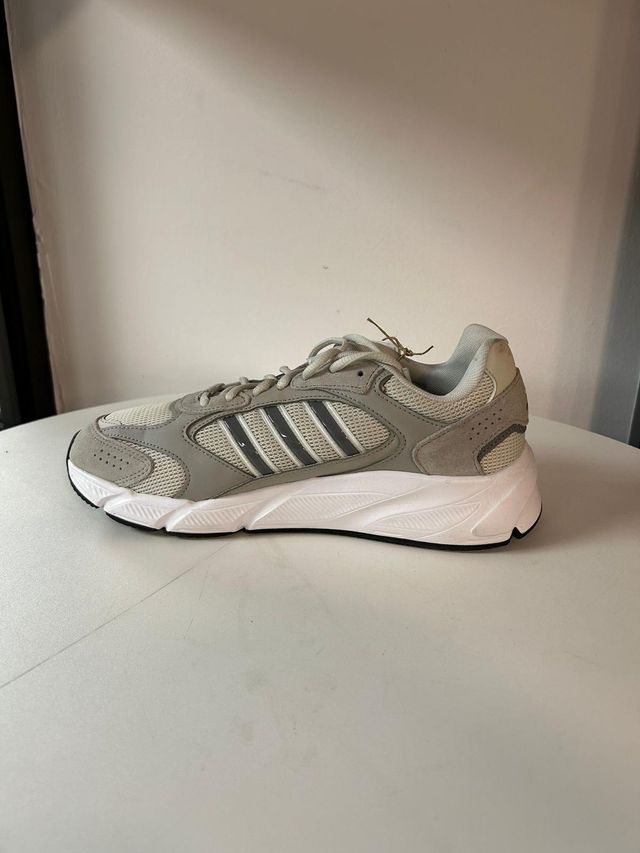 Zapatillas Adidas grises y blancas - miniatura 3