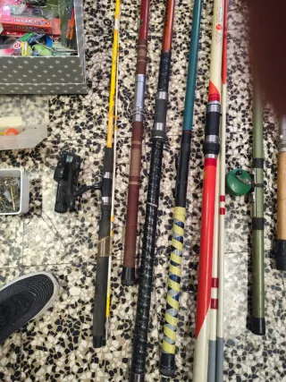 Cañas de pesca y aparejos