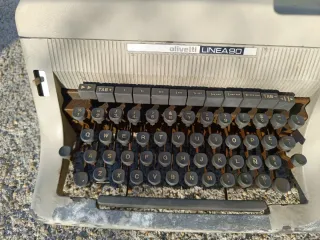 Máquina de escribir Olivetti Línea 90