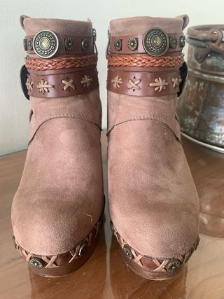 Botines ante marrones con detalles