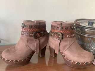 Botines ante marrones con detalles