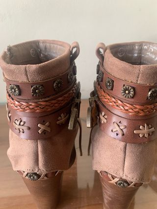 Botines ante marrones con detalles