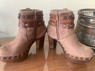 Botines ante marrones con detalles