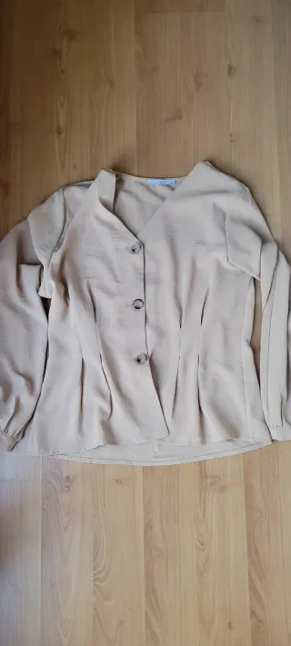 Camisa beige con botones