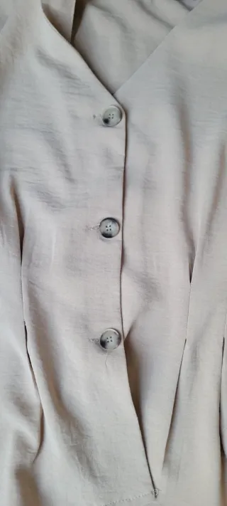 Camisa beige con botones