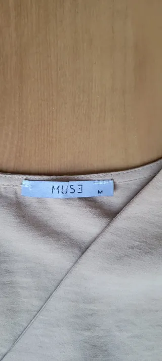 Camisa beige con botones