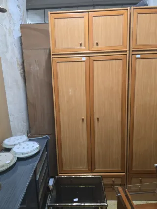 Armario de madera y cristal