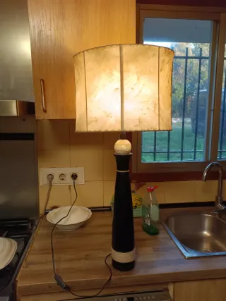 Lámpara de mesa brutalista de papel y cuero