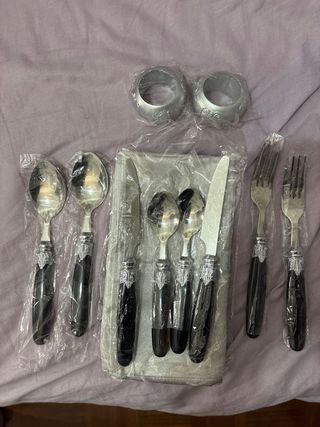 Set de cubiertos, servilletas y servilletero