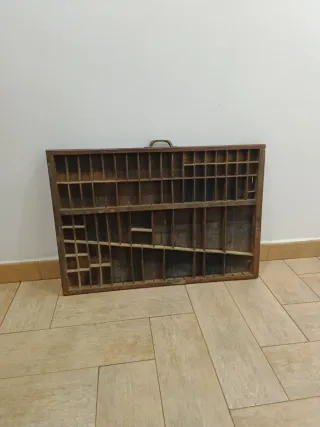 Antiguo cajón de imprenta de madera