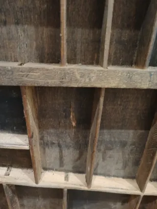 Antiguo cajón de imprenta de madera