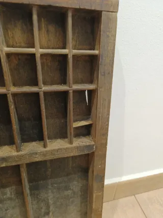 Antiguo cajón de imprenta de madera