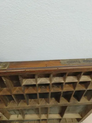 Antiguo cajón de imprenta de madera