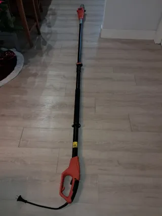 Sierra eléctrica de pértiga Black+Decker