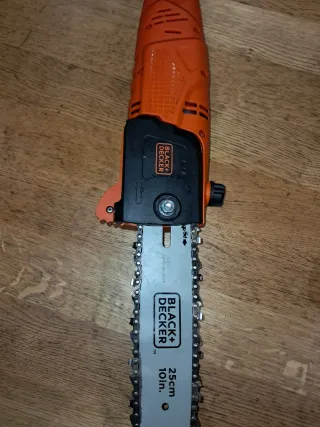 Sierra eléctrica de pértiga Black+Decker