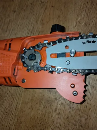 Sierra eléctrica de pértiga Black+Decker