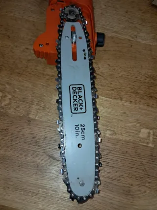 Sierra eléctrica de pértiga Black+Decker