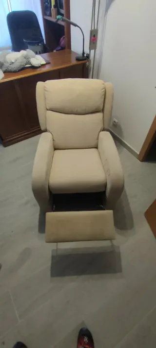 Sofá reclinable de tela beige