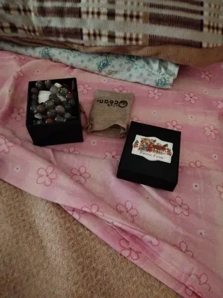 Gioielli in scatola e sacchetto