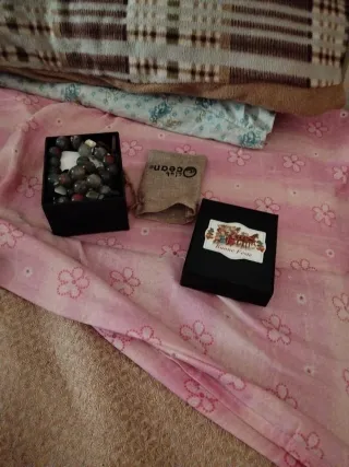 Gioielli in scatola e sacchetto