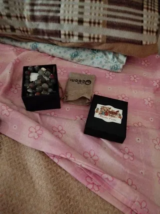 Gioielli in scatola e sacchetto