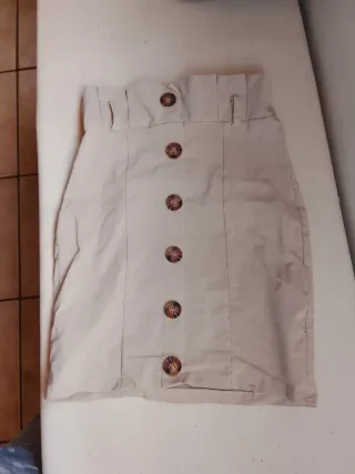 Falda tubo beige botones