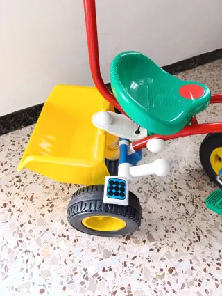 Triciclo infantil con empujador