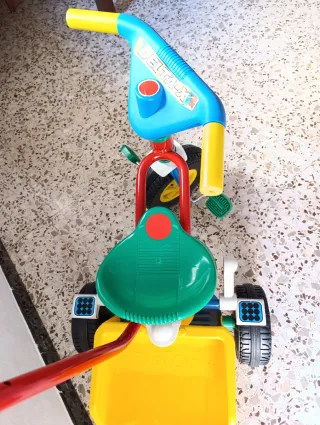 Triciclo infantil con empujador