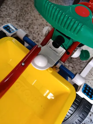 Triciclo infantil con empujador