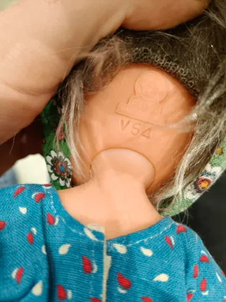 Bambola vintage con foulard e gonna