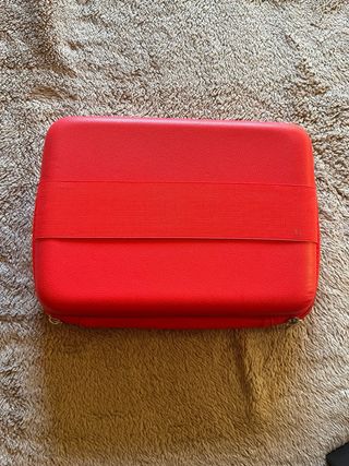 Nintendo Switch con base de carga y funda roja