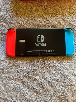 Nintendo Switch con base de carga y funda roja