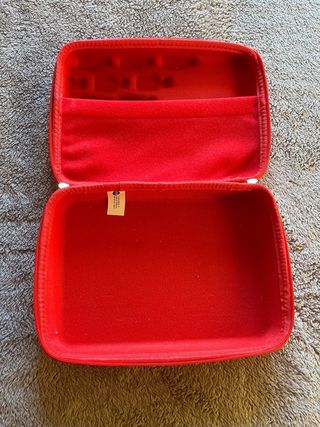 Nintendo Switch con base de carga y funda roja