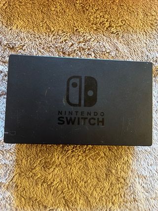 Nintendo Switch con base de carga y funda roja