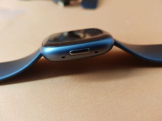 Fitbit Versa 4 Smartwatch Negro