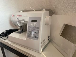 Máquina de Coser Singer 7285Q + Mesa Extensión